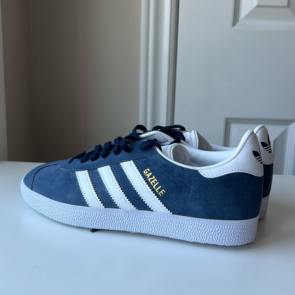 Adidas Gazelle US size men’s 5, women’s 6. Conversion chart shown in pics!